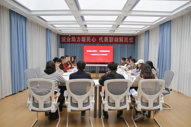 深入一線聽(tīng)民意！成都市人大代表龔曉鷗在火車南站街道開展就業(yè)指導(dǎo)專題分享活動(dòng) 第4張